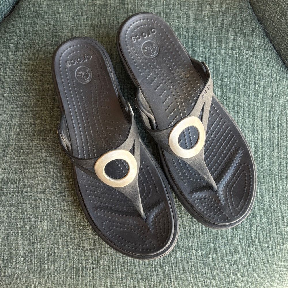 CROCS Silver Ring Black Wedges High Heels Sandals Comfort Slides women’s 8 EUC